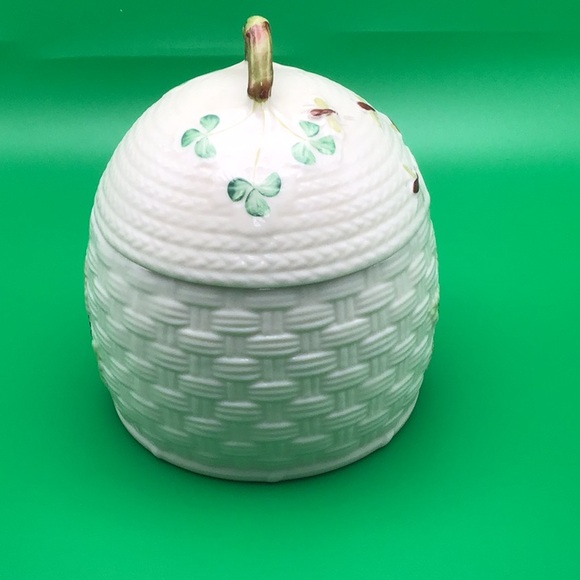 Belleek basket weave honey pot with a lid, featuring bees and flowers, good cond - Picture 8 of 11